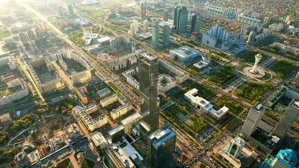 Astana, Kazakistan - 12 Mayıs 2022: Astana şehrinin havadan görünüşü. Astana şehrinin gelecekteki gökdelenleri ve Kazak halkının özgürlüğünün sembolü olan Baiterek anıtı