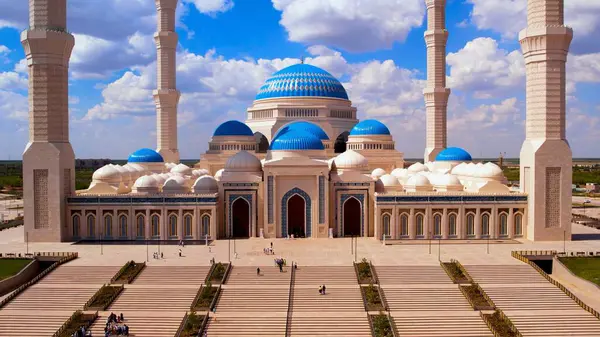 Kazakistan 'daki Astana Büyük Camii' nin havadan görünüşü. Orta Asya 'daki en büyük camidir ve dünyanın en büyük camilerinden biridir.