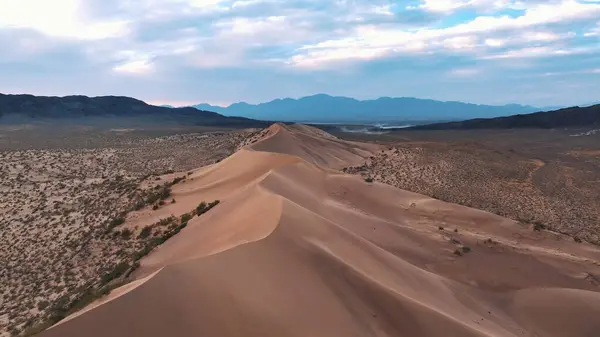 Kazakistan 'daki Altyn Emel Ulusal Parkı' ndaki çöl manzarası
