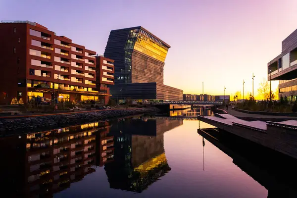 Oslo 'da kıyıları olan su kanalı