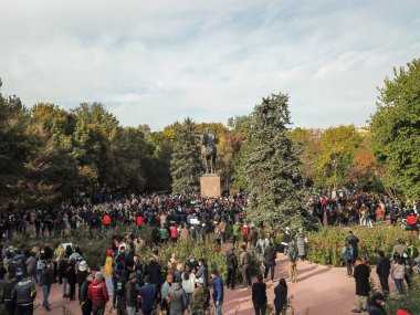 Bişkek, Kırgızistan - 9 Ekim 2020: Bişkek 'te yapılan parlamento seçimlerinin sonuçlarını protesto eden insanların havadan görüşü