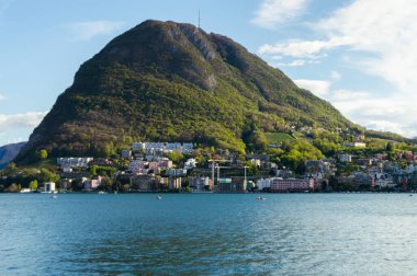 Lugano Gölü köylerin evlerinin manzarasını siliyor. Lugano Gölü, İsviçre 'nin güneyiyle İtalya' nın kuzeyinde yer alan bir buzul gölüdür..