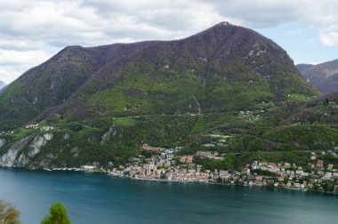 Lugano Gölü köylerin evlerinin manzarasını siliyor. Lugano Gölü, İsviçre 'nin güneyiyle İtalya' nın kuzeyinde yer alan bir buzul gölüdür..