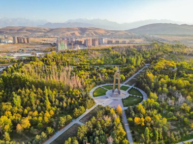 Kırgızistan 'ın Bişkek kentindeki Zafer Parkı' nın hava manzarası