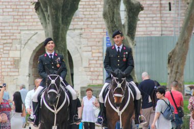Instabul, Türkiye - 12 Mart 2018 - Türk polisi ata biniyor