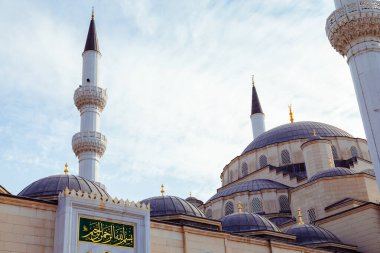 Minareleri ve kubbeleri olan bir cami.