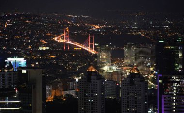 İstanbul 'un gece hava manzarası ve arka planda Boğaz Köprüsü