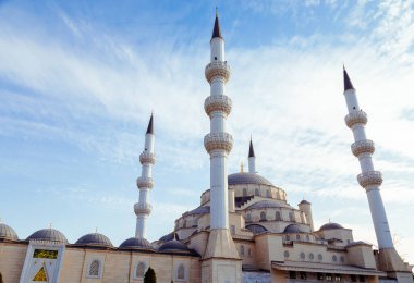 Minareleri ve kubbeleri olan bir cami.