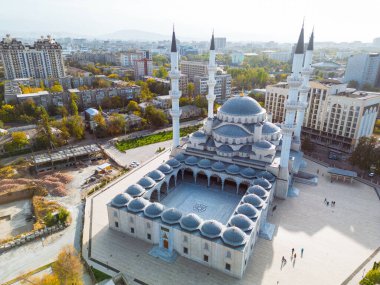 Bişkek şehrinde adı İmam Sarakhsi olan caminin havadan görünüşü