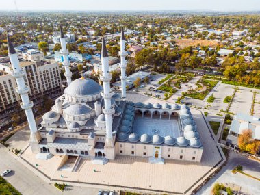 Bişkek şehrinde adı İmam Sarakhsi olan caminin havadan görünüşü