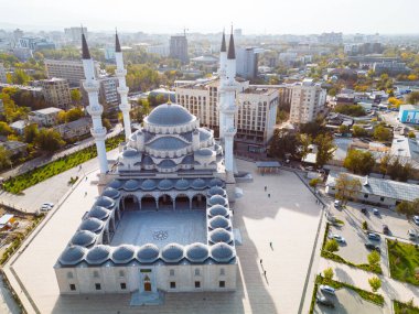 Bişkek şehrinde adı İmam Sarakhsi olan caminin havadan görünüşü