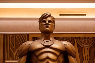 Abu Dhabi, BAE - 24 Nisan 2024: DC Comics 'ten hayali bir süper kahraman olan Yeşil Fener' in detaylı heykeli, ayrıntılı duvar oymalarıyla süslü bir dekorda sergilendi.