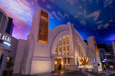Abu Dabi, BAE - 24 Nisan 2024: Abu Dabi 'deki Warner Bros World' deki Adalet Salonu büyük mimari ve akşam ışıklarıyla aydınlatılan