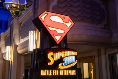 Abu Dhabi, BAE - 24 Nisan 2024: Warner Bros World Metropolis 'e Metropolis girişi için düzenlenen Süpermen 360 Muharebesi' nde geniş ışıklı bir Süpermen logosu yer alıyor.