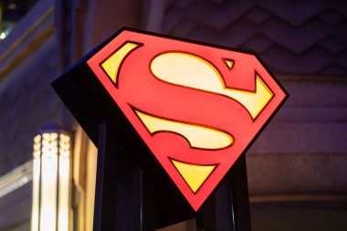 Abu Dabi, BAE - 24 Nisan 2024 Warner Bros World Abu Dabi 'deki aydınlatılmış Süpermen logosuna yakın çekim, canlı ve ikonik sembolü vurguluyor.