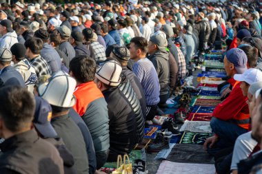 Bişkek, Kırgızistan - 1 Mayıs 2022: Bişkek şehir merkezi meydanında Ramazan ayı sonu münasebetiyle Kurban Bayramı kutlaması
