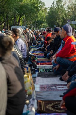 Bişkek, Kırgızistan - 1 Mayıs 2022: Bişkek şehir merkezi meydanında Ramazan ayı sonu münasebetiyle Kurban Bayramı kutlaması