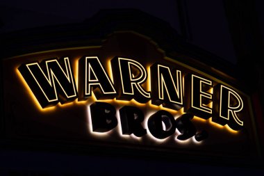 Abu Dabi, BAE - 24 Nisan 2024 Warner Bros neon tabelası gece Warner Bros World Abu Dabi 'de aydınlanıyor ve çarpıcı ve çarpıcı bir görüntü oluşturuyor.