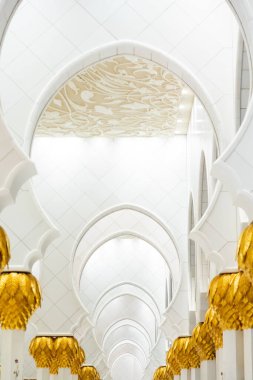Abu Dabi, BAE - 23 Nisan 2024 Şeyh Zayed Büyük Camii 'nin altın palmiye sütunları ve kemerleri hakkında üst perspektif