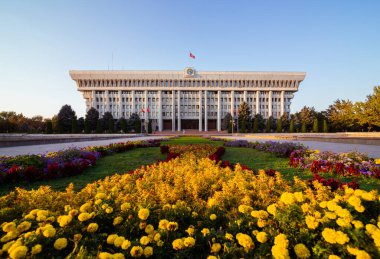 Bishkek, Kırgızistan - 3 Ekim 2022: Kırgızistan Beyaz Sarayı