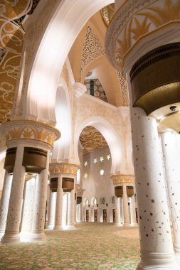 Abu Dabi, BAE - 23 Nisan 2024: Şeyh Zayed Camii 'nin iç kısımları, yükselen kemerleri ve süslü çiçekleriyle, bir huzur hissi uyandırıyor
