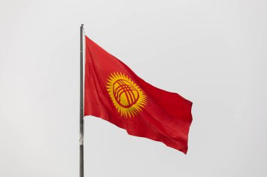 Kırgızistan bayrağı bayrak direğinde dalgalanıyor