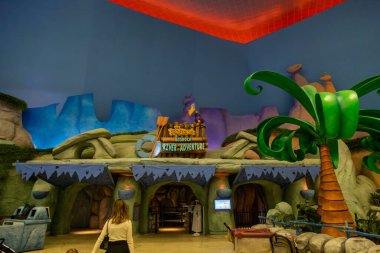 Abu Dabi, BAE - 24 Nisan 2024: Taş Devri temalı bir bölgedeki Sea World Abu Dabi 'deki ana kaya tabelasına hoş geldiniz. Deniz Dünyası Abu Dabi, Bölgeler Birinci Kapalı Deniz Yaşamı Tema Parkı