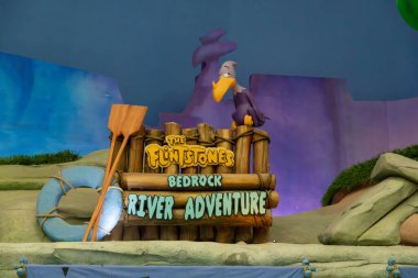 Abu Dabi, BAE - 24 Nisan 2024: Taş Devri temalı bir bölgedeki Sea World Abu Dabi 'deki ana kaya tabelasına hoş geldiniz. Deniz Dünyası Abu Dabi, Bölgeler Birinci Kapalı Deniz Yaşamı Tema Parkı