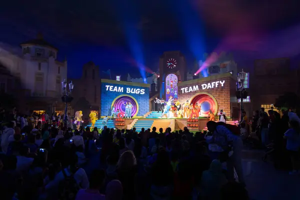 stock image Abu Dhabi, UAE - April 24, 2024: A lively show featuring Team Bugs and Team Daffy at Warner Bros World in Abu Dhabi, with characters performing on stage in front of a large audience in a vibrant and colorful setting