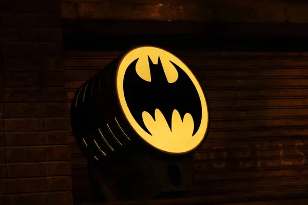 Abu Dhabi, BAE - 24 Nisan 2024: Warner Bros World Abu Dabi 'de Yarasa Sinyali aydınlatıldı, simgesel yarasa sembolü yapıldı ve dramatik bir sahne oluşturuldu