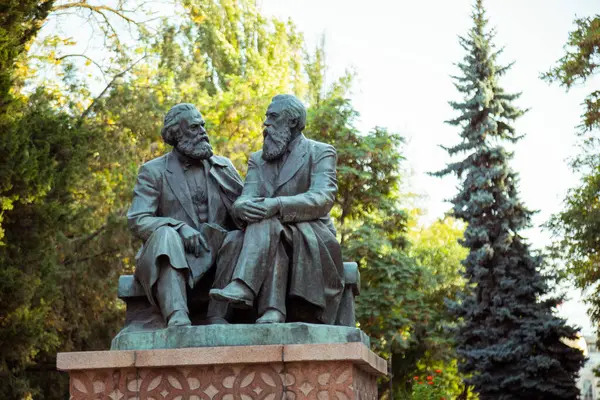 BISHKEK, KYRGYZSTAN - 3 Ekim 2022: Sovyet döneminden Karl Marx ve Friedrich Engels Anıtı