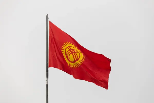 Kırgızistan bayrağı bayrak direğinde dalgalanıyor