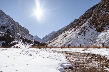 Kırgızistan 'daki Ala-Archa Doğa Parkı' nda kışın akan dağ nehri