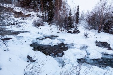 Kırgızistan 'daki Ala-Archa Doğa Parkı' nda kışın akan dağ nehri