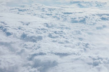 Bulutların üzerinde uçarken uçaktan bir manzara