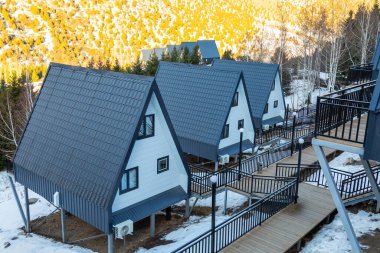 Kış parkında tepede bir Frame kulübesi