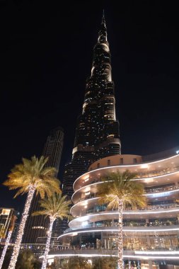 Dubai, Birleşik Arap Emirlikleri - 21 Haziran 2023: Dubai 'deki Burj Halife binası ve gece alışveriş merkezi