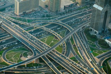 Arabalar ve metro trenleriyle Dubai otoyollarının hava görüntüsü