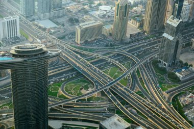 Arabalar ve metro trenleriyle Dubai otoyollarının hava görüntüsü