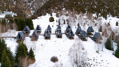 Kış parkındaki tepedeki Çerçeve kulübelerinin hava manzarası.