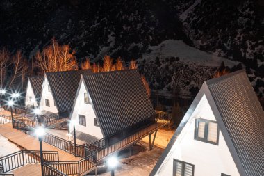 Kış parkında geceleyin tepede bir Frame kulübesi