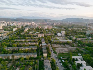 Arkasında karlı dağlar olan Kırgızistan 'ın Bişkek şehrinin hava manzarası