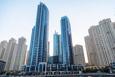 Dubai, Birleşik Arap Emirlikleri - 21 Haziran 2023: Dubai Marina yerleşim bölgesinde kıtalararası otel