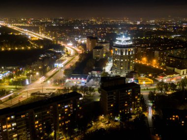 Geceleri Bishkek şehrinin hava manzarası