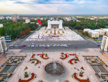 Bişkek, Kırgızistan - 15 Temmuz 2023: Bişkek şehrinin Ala-Too merkez meydanının dalgalı bayrağı