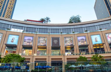 Dubai, Birleşik Arap Emirlikleri - 21 Haziran 2023: Dubai Marina AVM girişi