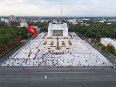Bişkek, Kırgızistan - 15 Temmuz 2023: Bişkek şehrinin Ala-Too merkez meydanının dalgalı bayrağı