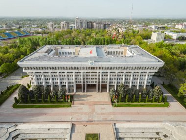 Kırgız Cumhuriyeti 'nin binası Jogorku Kenesh' in (Parlamento) havadan görünüşü. Kırgızistan Beyaz Sarayı