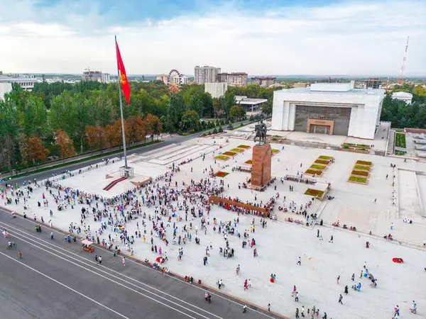 Bişkek, Kırgızistan - 15 Temmuz 2023: Bişkek şehrinin Ala-Too merkez meydanının dalgalı bayrağı