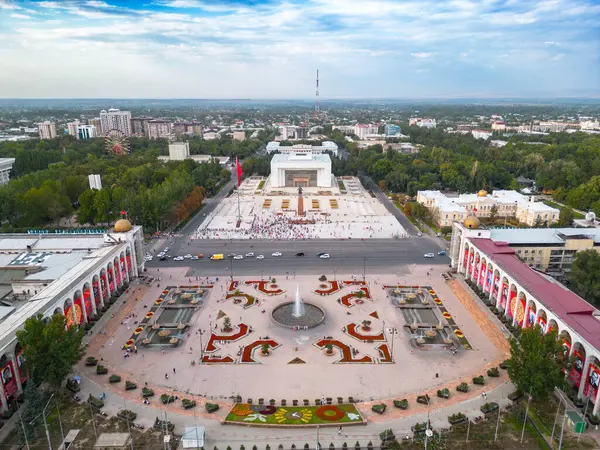 Bişkek, Kırgızistan - 15 Temmuz 2023: Bişkek şehrinin Ala-Too merkez meydanının dalgalı bayrağı